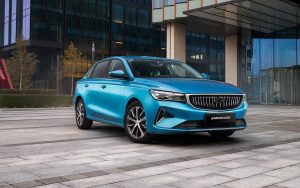 Дилеры обвалили цены на китайские седаны: Changan, Kaiyi и Omoda продают дешевле средней Lada Vesta