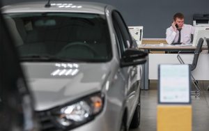 Центробанк снизил ключевую ставку до 18%, но она всё ещё тормозит авторынок — мнение эксперта