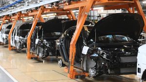 Росстат: выпуск легковых автомобилей в России за полугодие сократился на 2%