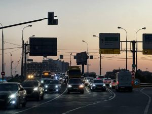 Складские запасы дилеров в России сократились на 15%, но высоким продажам мешают дорогие кредиты