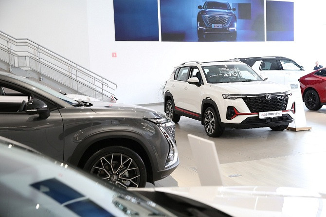 Автостат: в июне продажи новых автомобилей в России рухнули на 28% — дилеры винят высокую ставку и сезон отпусков