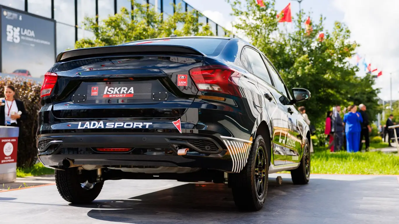 АвтоВАЗ отчитался о проданных Lada Iskra, но дилерские салоны всё ещё пустуют