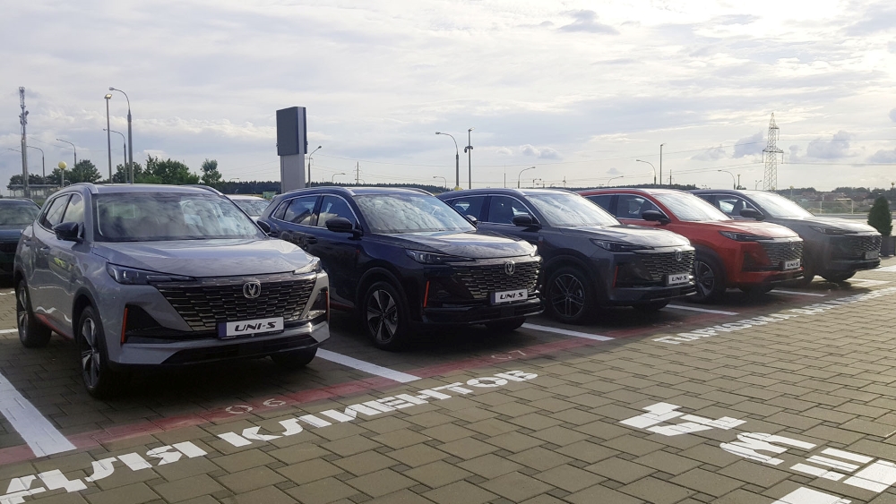 Changan вышел на рынок Белоруссии: кроссоверы и лифтбек Uni оказались до миллиона дешевле российских