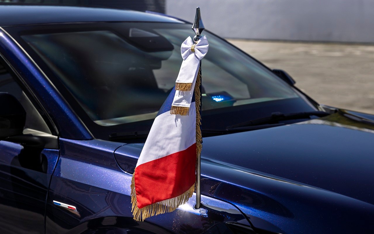 Renault представила бронированный кроссовер Rafale Presidential для президента Франции
