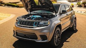 Jeep Grand Cherokee Trackhawk превратили в «игровой» шоукар с матовым серым винилом и прозрачным капотом