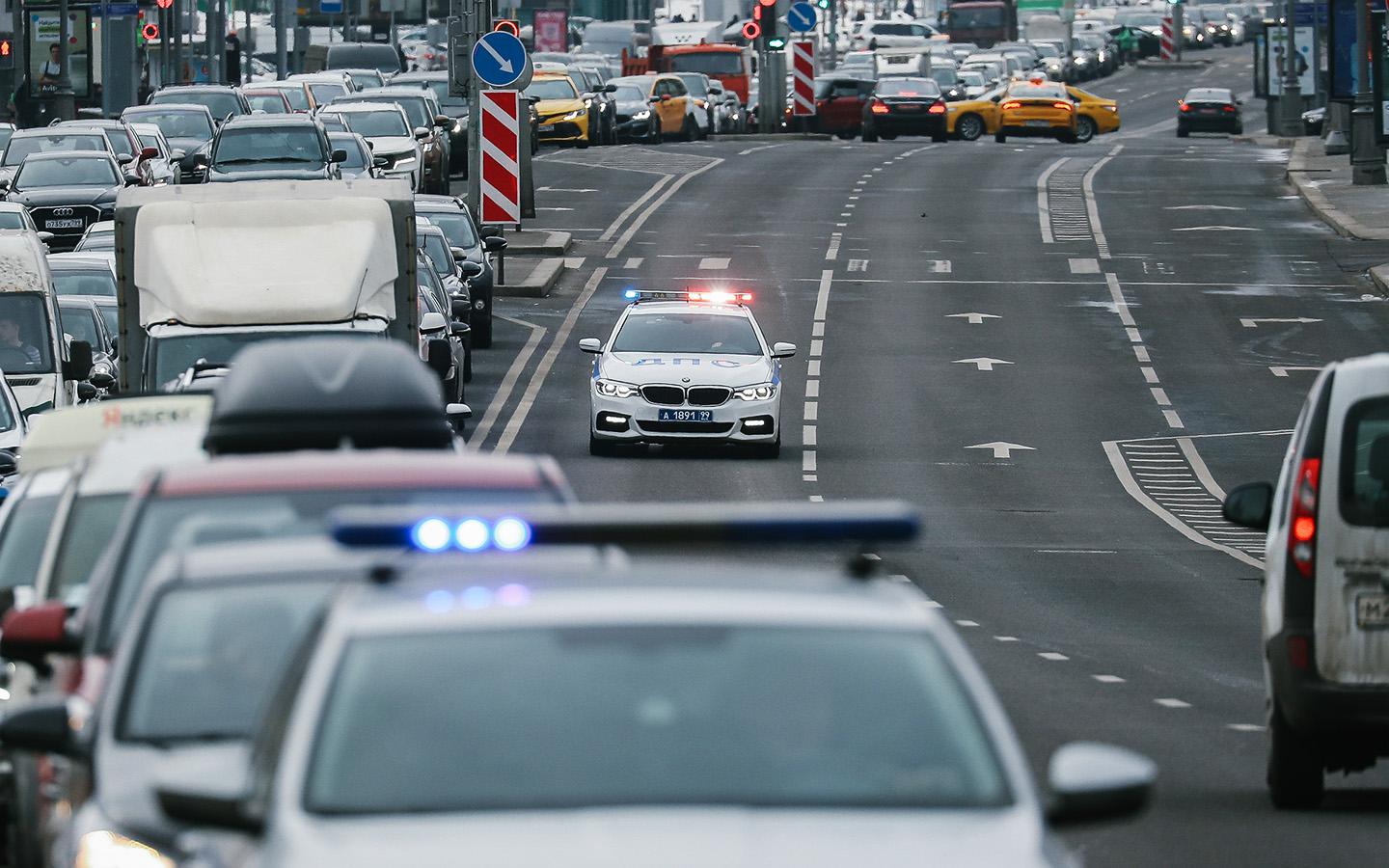 Главные дорожные нововведения-2025: штраф 7,5 тыс. за непропуск сирены, жёстче каршеринг и запрет питбайков