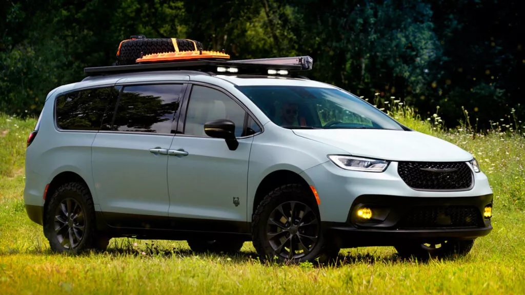Chrysler показал концепт Pacifica Grizzly Peak: минивэн на лифте и 31-дюймовых шинах для путешествий