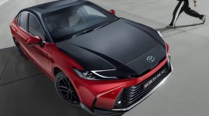 Toyota показала гибридную Camry Sprint Edition для Индии: двухцветный кузов и спортивный обвес
