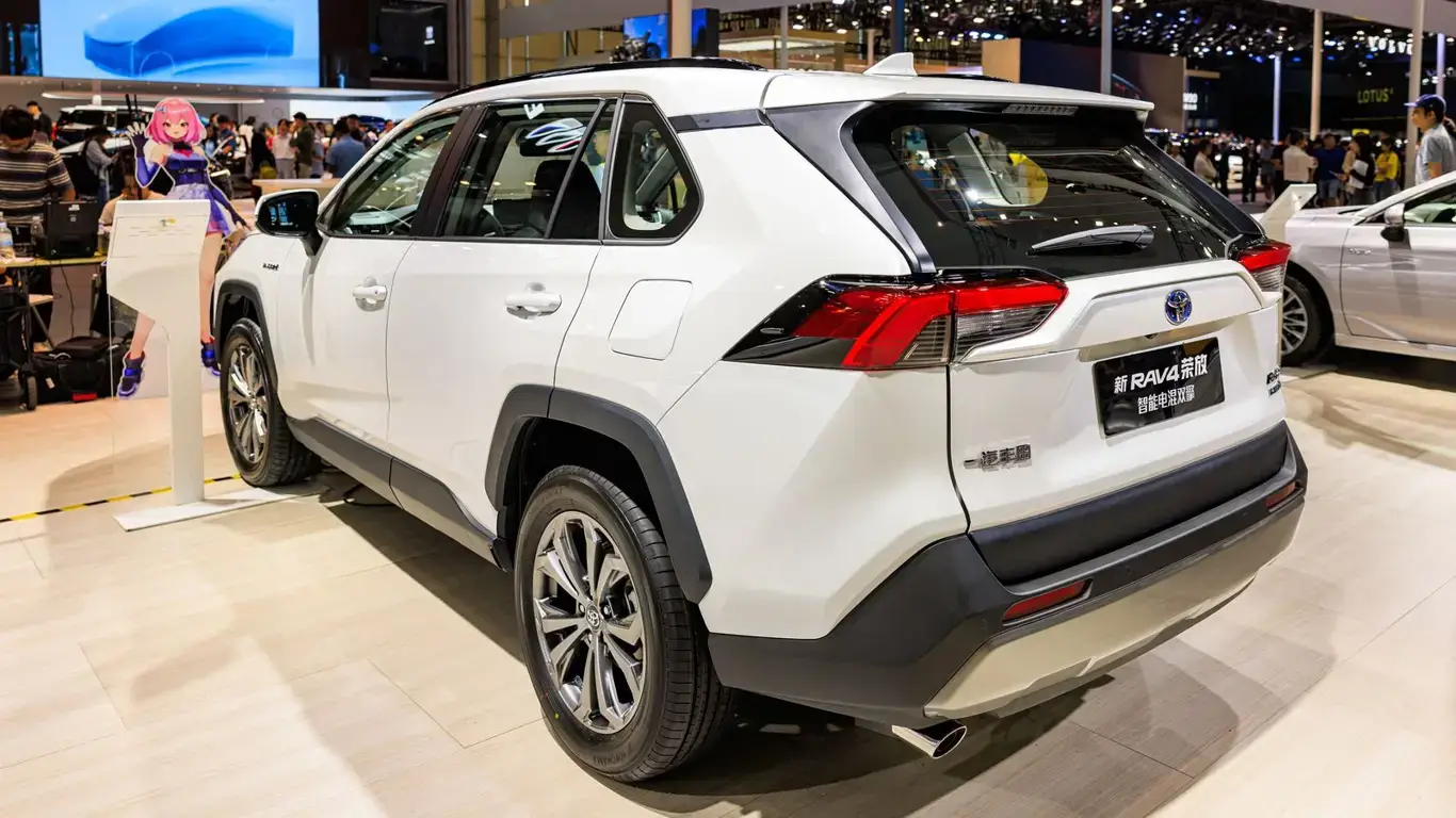 Укрепление рубля сбило цены: BMW X3, Toyota RAV4 и Toyota Highlander в России подешевели на 20%