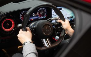 Mercedes-Benz собирается закупать двухлитровые турбомоторы BMW: соглашение могут объявить до конца года