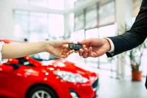 Дилеры прогнозируют рост цен на новые автомобили осенью: август остаётся самым выгодным месяцем