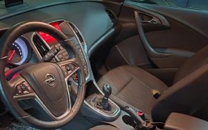 В Москве продают Opel Astra J с пробегом 9 тыс. км за 1,27 млн руб. — как новая Lada Vesta