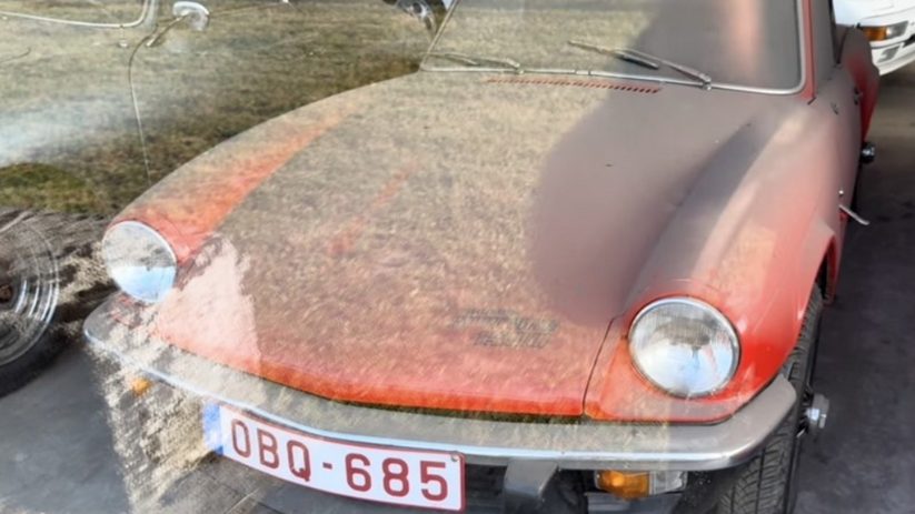 Британский блогер показал на фото заброшенный автосалон Porsche в Бельгии с редкими 356 и 911 GT3 RS