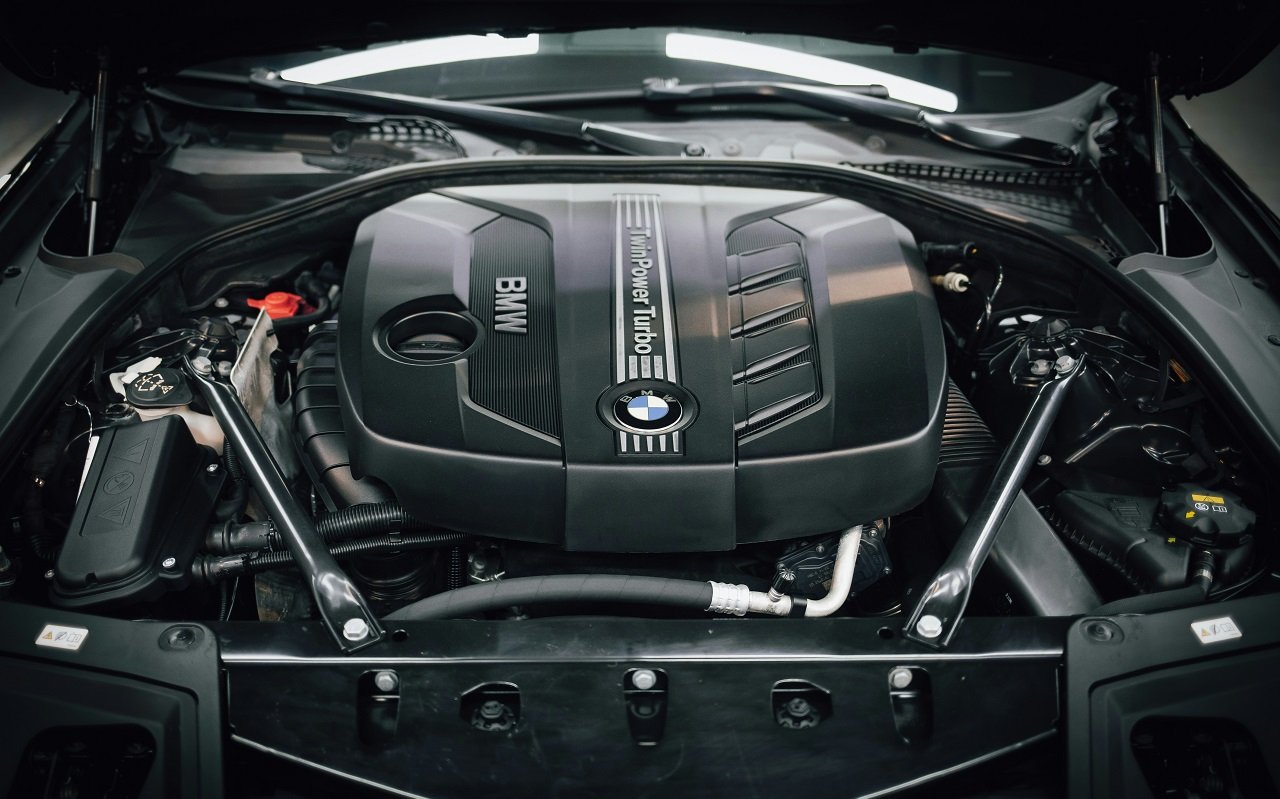 BMW разъяснила «шутку» Йохена Голлера: двигатели внутреннего сгорания не уйдут с конвейера вместе с приходом Neue Klasse