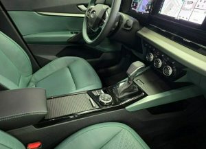 Lada Azimut показали в новом цвете «Булат» — впервые засветился чёрно-зелёный интерьер кроссовера