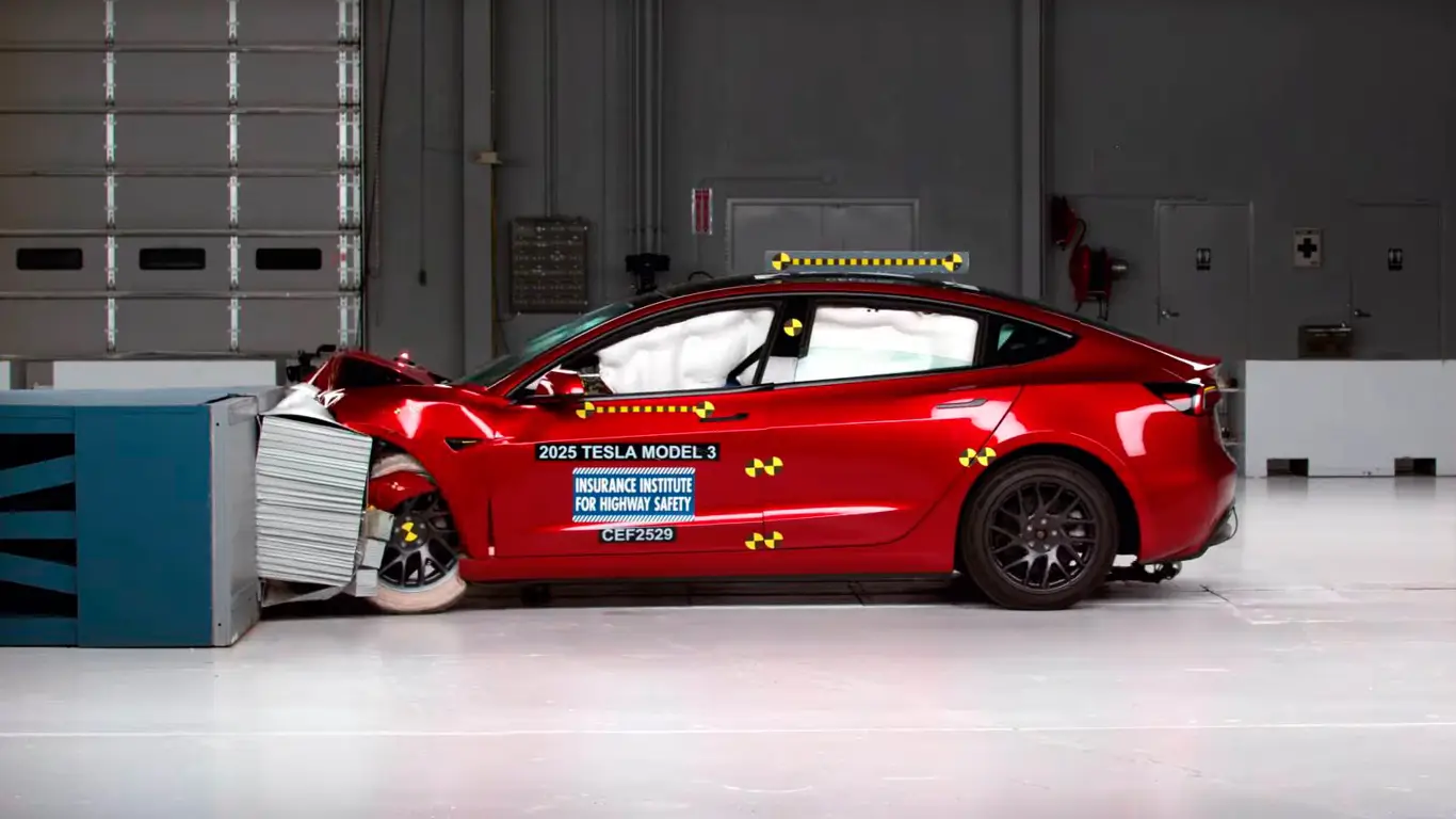 IIHS оценил безопасность Tesla Model 3 2025 года лишь на «Приемлемо» — риск травмы заднего пассажира