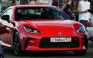 Эксперт: полная замена праворульных автомобилей в России займет до 10 лет