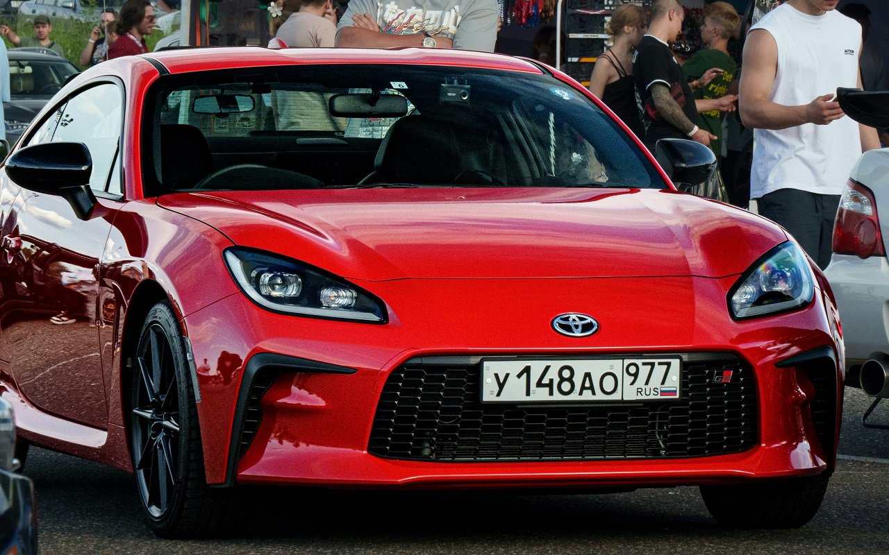 Эксперт: полная замена праворульных автомобилей в России займет до 10 лет