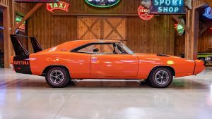 Оранжевый Dodge Charger Daytona 1969 года с пробегом 5 945 км выставлен на продажу после 55-летнего «консерва»