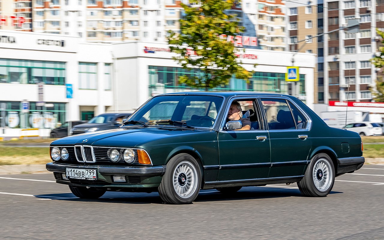 Редкий седан BMW 735i 1986 года показали на видео вместе с полной историей модели