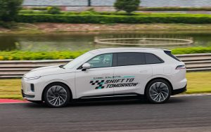 Гибридный кроссовер Exeed Exlantix E05 с реальным запасом хода 1300 км добрался до шоу-румов Китая