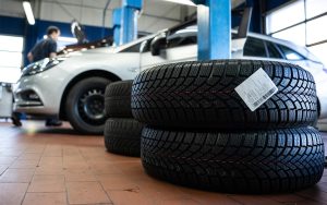 Стоимость «переобувки» в Москве: Lada Vesta – от 2800 руб., Haval Jolion – 9000 руб., Geely Monjaro – 13 900 руб.