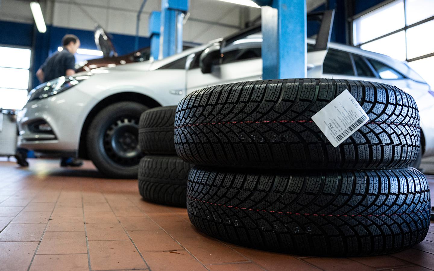 Стоимость «переобувки» в Москве: Lada Vesta – от 2800 руб., Haval Jolion – 9000 руб., Geely Monjaro – 13 900 руб.