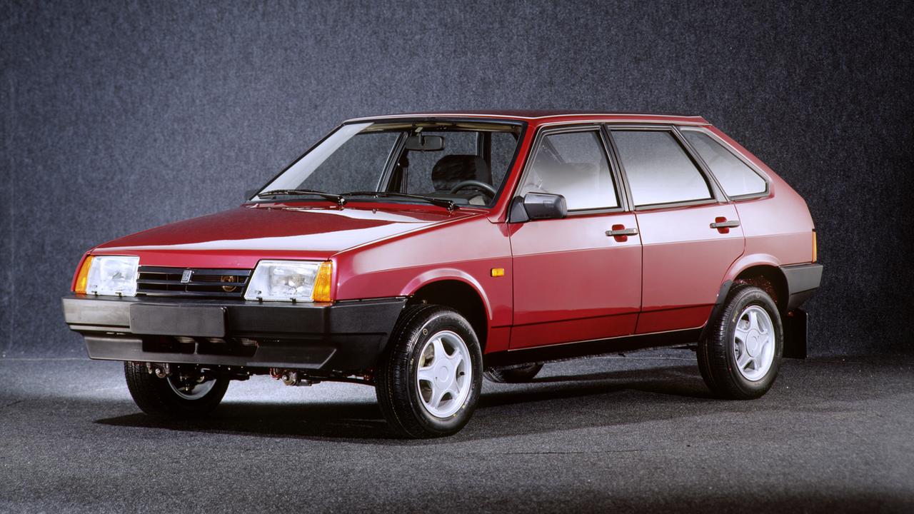 Исследование Quto: сколько стоили новые автомобили в России в октябре 2000-го