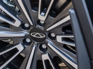 Первые владельцы китайских автомобилей в России столкнулись с дефицитом запчастей — бренды усиливают сервис