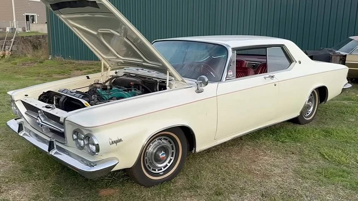 Редкий Chrysler 300J 1963 года вернулся на дорогу после многолетнего простоя