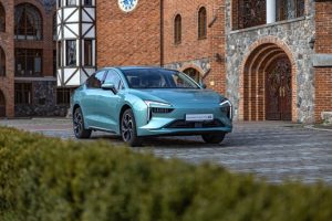 Электроседан АМБЕРАВТО A5 вышел в лидеры продаж в сентябре — Анна Уткина объяснила, что помогло модели обойти конкурентов