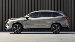 «Москвич» показал почти пятиметровый кроссовер М90: семиместная новинка готовится к выходу на российский рынок