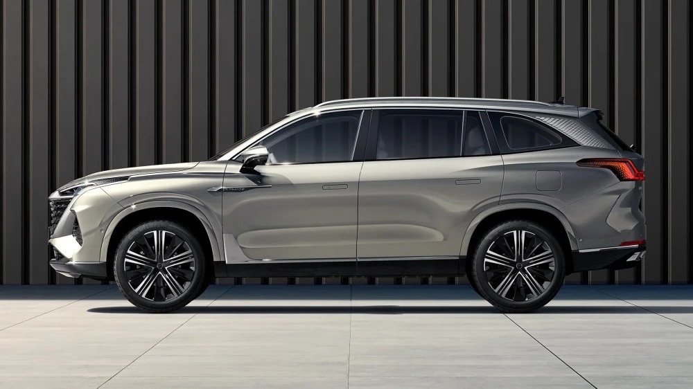 «Москвич» показал почти пятиметровый кроссовер М90: семиместная новинка готовится к выходу на российский рынок