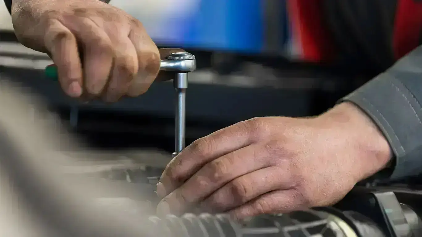 Росстат фиксирует продолжение спада: за январь–сентябрь 2025-го в России выпущено на 2,7% меньше легковых и на 30% меньше грузовых авто