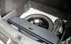 «За рулем» протестировал JAC JS6: кроссовер по-шкодовски решил проблему шторки багажника