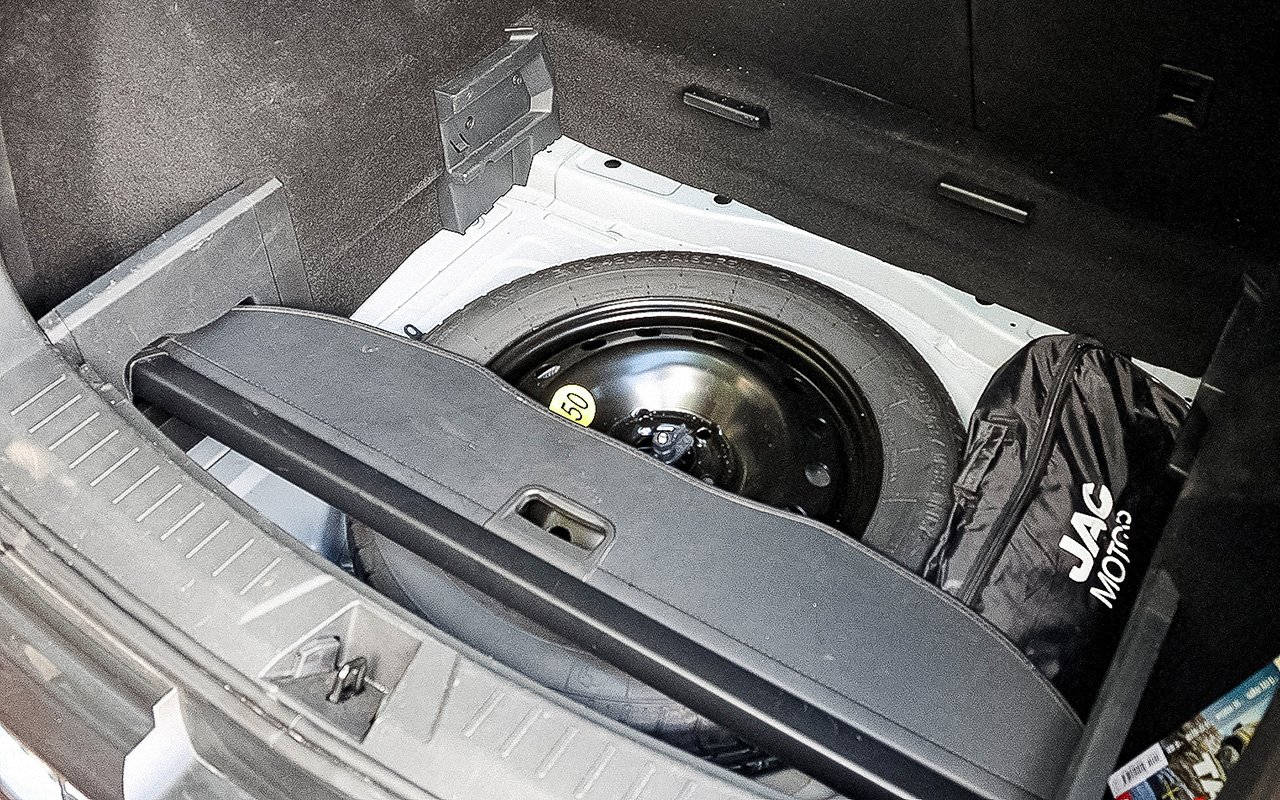 «За рулем» протестировал JAC JS6: кроссовер по-шкодовски решил проблему шторки багажника