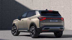 Шпионские снимки раскрыли интерьер предсерийного кроссовера Lada Azimut с цифровой панелью и панорамой