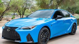 Почти новый седан Lexus IS 500 с атмосферным V8 выставлен на онлайн-аукцион после 5500 км пробега