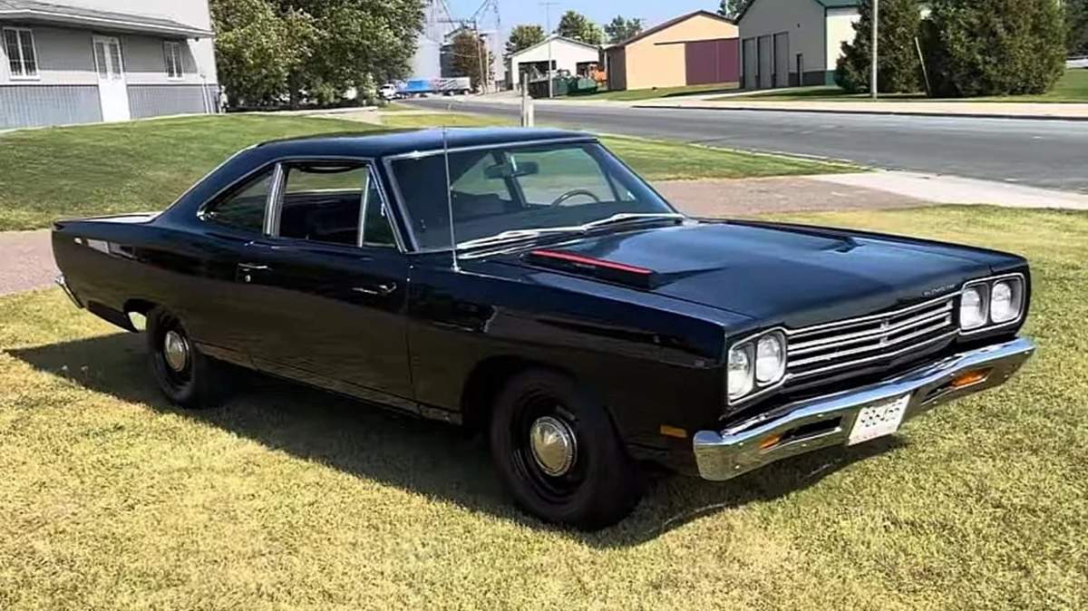 «Зелёный» маслкар: редкий Plymouth GTX 1969 года, заросший растениями, ищет нового владельца