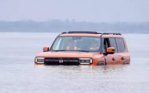 Гибридный внедорожник Jetour Zongheng G700 впервые переплыл Янцзы на испытаниях в Китае