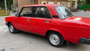 В Москве выставили «капсулу времени»: Lada 2105 1991 года с пробегом 23 000 км оценили в 220 тыс. рублей