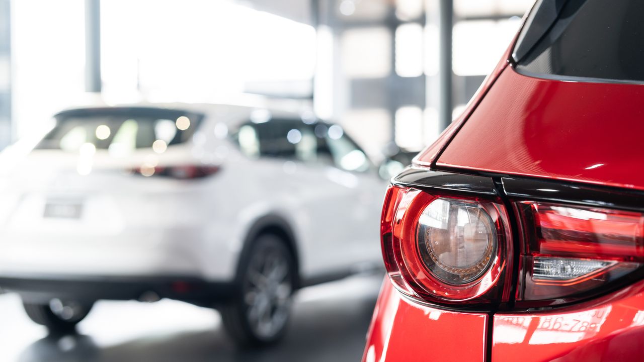 Российские автодилеры прогнозируют снижение ноябрьских продаж до 125–150 тысяч новых машин