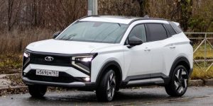 Lada Azimut впервые сфотографирован без маскировки в Тольятти: серийный облик флагманского кроссовера раскрыт