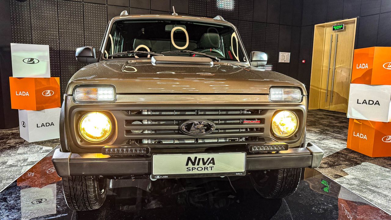 LADA Niva Sport получила новый ярко‑красный цвет кузова: первые фото с конвейера