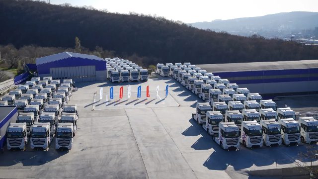 Начались поставки тягачей «Валдай 45» коммерческим перевозчикам: 200 машин переданы «Новоросметаллу»