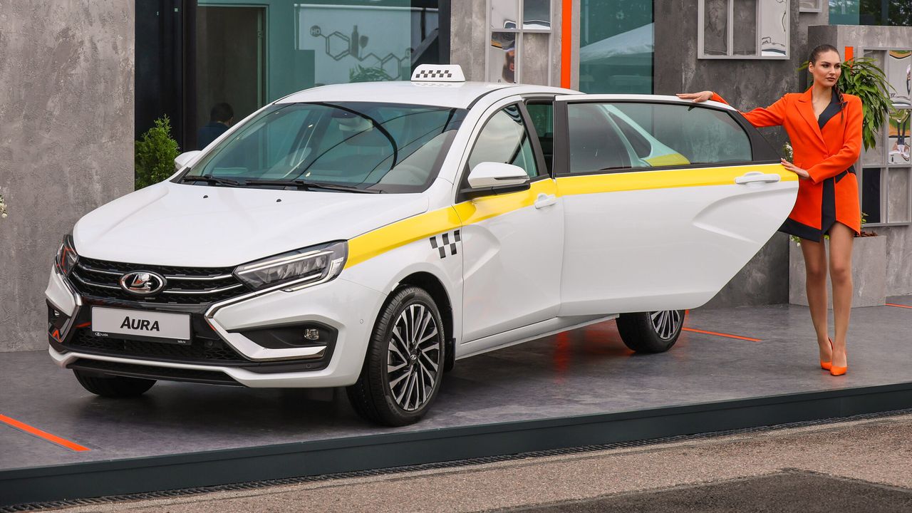 В Москве вышел на линию первый таксомотор Lada Aura — бизнес-седан АвтоВАЗа заметили в жёлтой раскраске