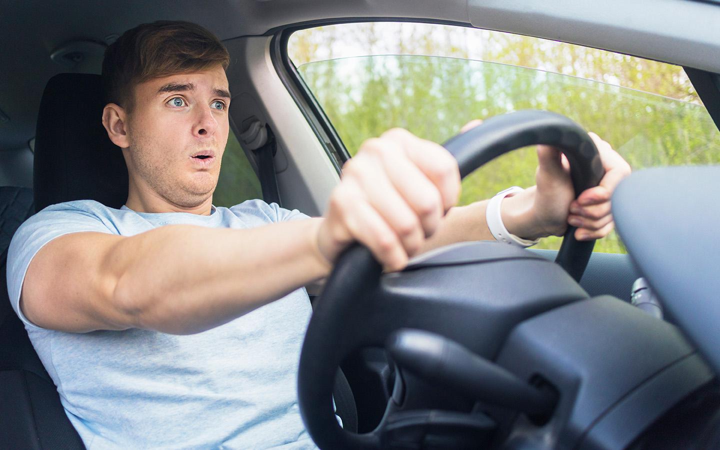 Автомеханики объяснили, почему при отказе тормозов нельзя глушить двигатель на ходу