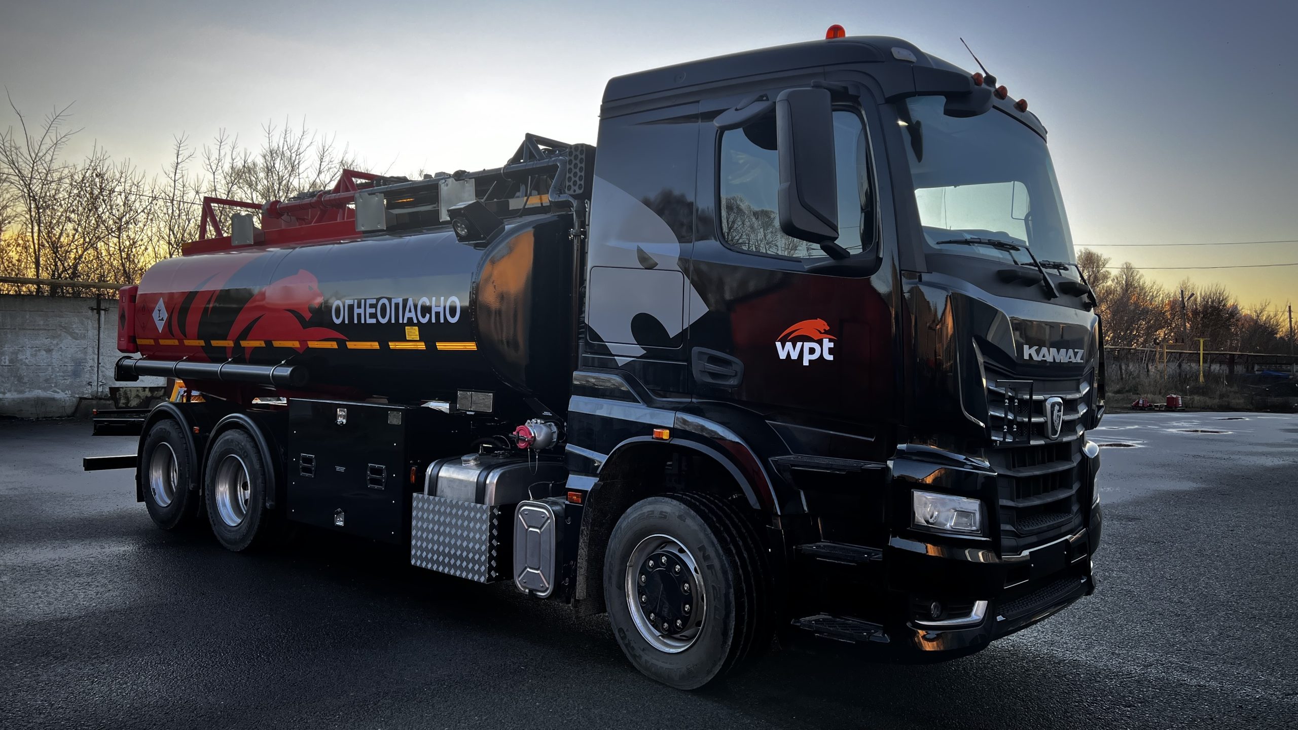 КамАЗ и ГрАЗ представили топливозаправщик на шасси КамАЗ-65658 с цистерной на 17000 литров