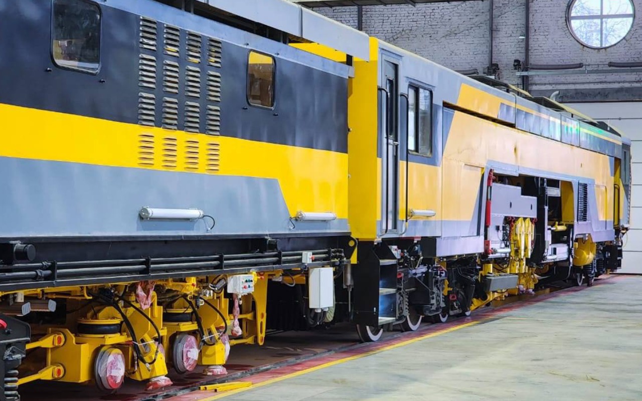 «Калугапутьмаш» собрал первую отечественную супермашину ПМА-3 для обслуживания железных дорог