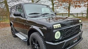 В России начались продажи охотничьей Lada Niva 2025 RAPTOR с оливковым кузовом и доработанной ходовой